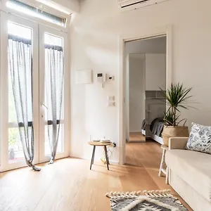 https://la-casa-sullalbero-navigli.italymilanhotels.net