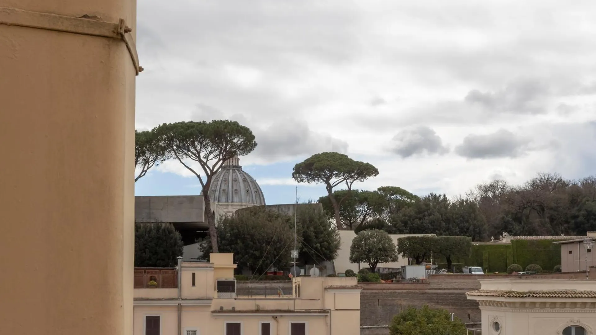 Homehouse Candia - Vatican Attic Rome Apartment